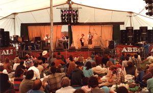 1024px Cambridge Folk Festival 1985   Battlefield Band on stage 300x184 - Frirum til folkemusik i en travl hverdag